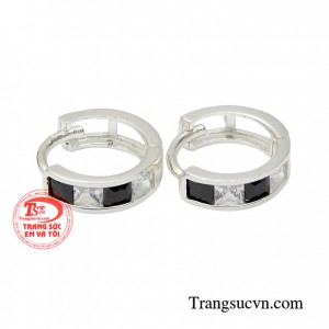 Hoa tai bạc dễ thương với kiểu dáng nhẹ nhàng, hiện đại là mẫu bông tai được nhiều bạn yêu thích