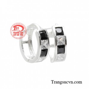 Hoa tai bạc dễ thương với kiểu dáng nhẹ nhàng, hiện đại là mẫu bông tai được nhiều bạn yêu thích