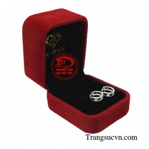 Hoa tai tuy là món trang sức nhỏ nhưng lại đóng vai trò quan trọng trong việc tôn vinh vẻ đẹp thanh thoát của gương mặt