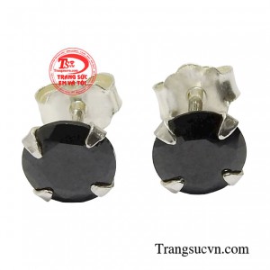 Hoa tai bạc thời thượng được thiết kế tối giản không qua cầu kì nhưng tạo nên cá tính.