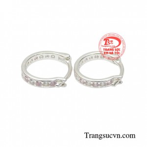 Sản phẩm được các mẹ tin dùng cho bé được thiết kế từ bạc 925 ôm sát tai bé dễ đeo và không bị vướng vào quần áo