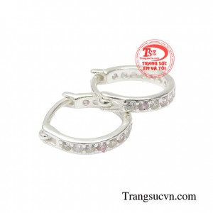 Hoa tai tròn phù hợp cho các bé năng động, hiện đại với điểm nhấn là hàng đá nổi trên bề mặt