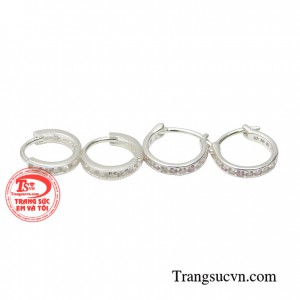 Hoa tai tròn phù hợp cho các bé năng động, hiện đại với điểm nhấn là hàng đá nổi trên bề mặt