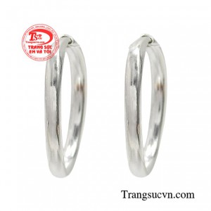 Hoa tai bạc trẻ trung không chỉ giúp cho chị em có vẻ ngoài cá tính mà còn toát lên nét đẹp đầy tự tin khỏe khoắn. 