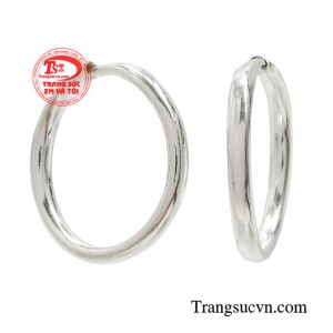 Sản phẩm được các chị em đánh giá cao và lựa chọn diện cùng những bộ trang phục tối giản.