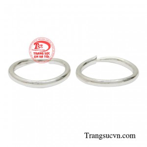 Đôi hoa tai bạc có khả năng kháng khuẩn, cải thiện sức khỏe cũng như giúp người đeo đào thải độc tố trong người. 