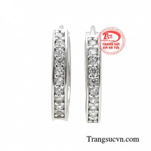 Hoa tai dễ thương được thiết kế đơn giản với hàng đá gắn lấp lánh lung tinh giúp khuôn mặt bạn nữ sáng hơn