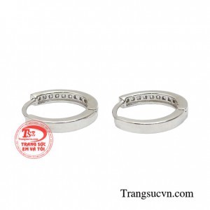 Hoa tai dễ thương được thiết kế đơn giản với hàng đá gắn lấp lánh lung tinh giúp khuôn mặt bạn nữ sáng hơn