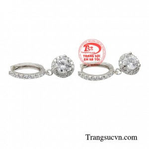 Hoa tai đẹp sang trọng hợp với những bạn có khuôn mặt tròn vì những kiểu hoa tai này sẽ giúp khuôn mặt dài, thanh thoát, cân đối hơn