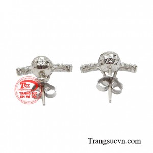 Hoa tai đẹp thời thượng được chế tác vàng 18k chắc chắn là món quà các chị em đều yêu thích