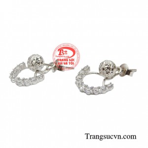 Vẻ đẹp lấp lánh của đôi khuyên tai chắc chắn sẽ làm bừng sáng gương mặt thanh tú của bạn nữ, khiến mọi ánh nhìn đều phải xao xuyến