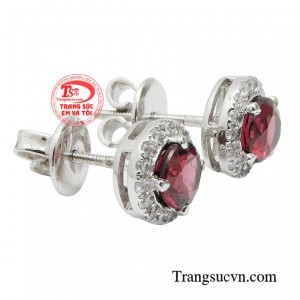 Hoa tai garnet mang vẻ đẹp quyến rũ của người phụ nữ trưởng thành đầy cuốn hút. 