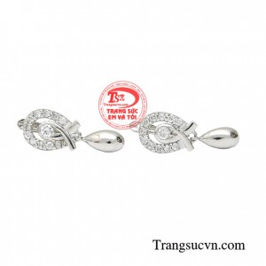 Phụ nữ luôn là phái đẹp sở hữu nhiều món trang sức khác nhau, mỗi món đồ trang sức sẽ tô điểm cho bạn đẹp hơn và phong cách hơn