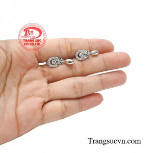 Vậy nên bạn nhất định phải sở hữu đôi hoa tai này để giúp mình trở nên hấp dẫn và nổi bật nhất khi xuất hiện trước đám đông