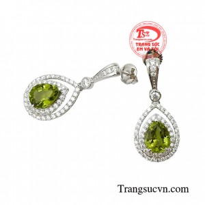 Hoa tai Peridot mang đến cho người đeo vẻ đẹp quý phái sang trọng, phù hợp hơn với những bộ cánh lộng lấy trong những bữa tiệc sang trọng