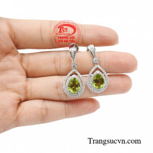 Hoa tai peridot kiêu sa