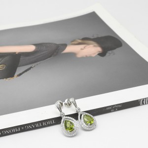 Hoa tai Peridot mang đến cho người đeo vẻ đẹp quý phái sang trọng