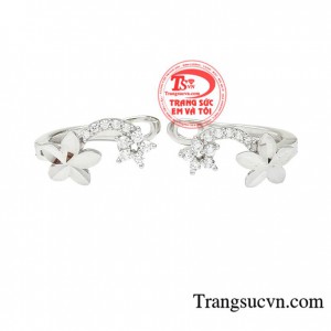 Hoa tai sao mai được thiết kế sang trọng độc đáo với hình dáng bông hoa xinh xắn