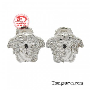 Hoa tai thương hiệu cá tính là bí quyết giúp gu thẩm mỹ của các nàng được thăng hạng. 
