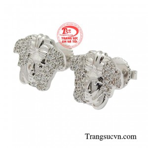 Đôi hoa tai với thiết kế tinh xảo tạo nét ấn tượng và  thể hiện phong cách của bản thân. 
