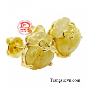 Thạch anh tóc vàng có một nguồn năng lượng dương mạnh mẽ, giúp che chở và bảo vệ con người khỏi những tác động tiêu cực trong cuộc sống.