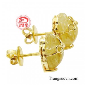 Đôi hoa tai thiết kế theo hình ảnh túi tiền may mắn đem đến tài lộc. 