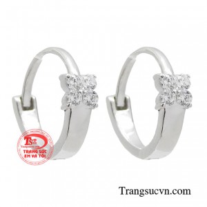 Đôi hoa tai với gam màu trắng làm chủ đạo, sử dụng chất liệu chính là vàng trắng 14k có độ sáng bóng cao.