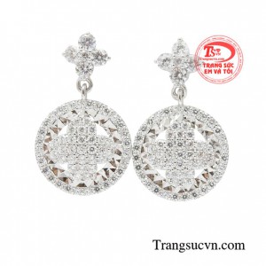 Hoa tai vàng trắng thanh lịch thu hút mọi ánh nhìn với thiết kế độc đáo sang trọng, kiêu sa