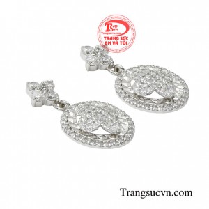 Hoa tai vàng trắng thanh lịch mang năng lượng tươi trẻ cho những cô gái yêu thích vẻ đẹp nữ tính và duyên dáng