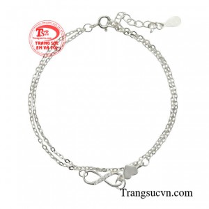 Nếu bạn đang tìm kiếm phong cách thời trang thanh lịch, hãy thử đeo lên chiếc lắc tay bạc nhỏ xinh.