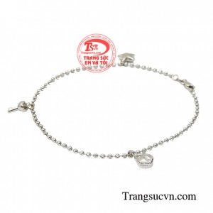 Khi con gái đeo lắc chân còn có ý nghĩa bị trói buộc nghĩa là cô gái ấy đã có người yêu và đó là một tình yêu sâu sắ