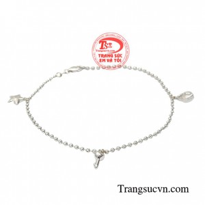 Lắc chân chìa khóa tình yêu là món quà thể hiện tình yêu sâu sắc của con trai mong muốn mình trở thành người bảo vệ chở che và mang đến hạnh phúc cho bạn gái của mình