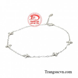 Chúng giúp tôn lên vẻ thanh thoát và duyên dáng của các bạn nữ, tô điểm cho đôi chân thêm xinh xắn, ngọc ngà