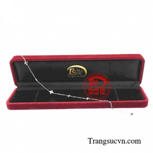 Lắc chân hoa dễ thương được coi là phụ kiện trang sức yêu thích của chị em phụ nữ