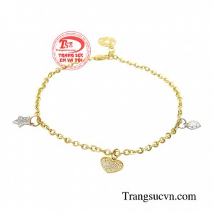Đeo lắc chân tôn lên vẻ thanh mảnh cho vóc dáng và làm nổi bật cho đôi chân, ngoài ra nó còn mang đến sự tự tin cho mỗi bước chân của bạn nữ