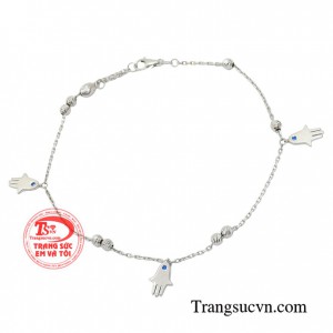 Với mẫu thiết kế vàng trắng trẻ trung này sẽ làm mỗi bước chân bạn thêm phần thu hút và tự tin hơn bao giờ hết