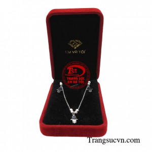 Với mẫu thiết kế vàng trắng trẻ trung này sẽ làm mỗi bước chân bạn thêm phần thu hút và tự tin hơn bao giờ hết