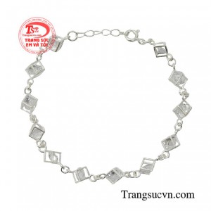 Lắc tay bạc đẹp thời trang tạo nên sự hoàn hảo cho mỗi bộ trang phục bạn diện hàng ngày.