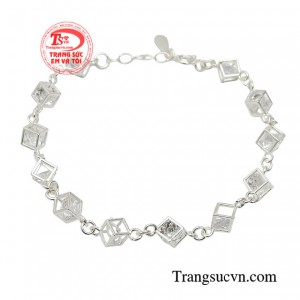 Chiếc lắc tay là điểm nhấn quan trọng giúp cho người phụ nữ tỏa sáng.