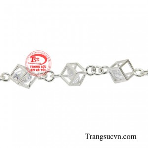 Nhỏ xinh nhưng phong cách, hoàn toàn có thể kết hợp với nhiều bộ trang phục đường phố đầy phóng khoáng đến những bộ váy thướt tha gợi cảm, chỉn chu.