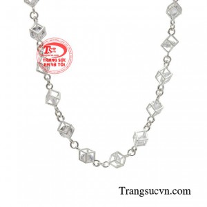 Chẳng phô trương mà còn giúp phái nữ tô điểm thêm nét duyên dáng và tự tin.