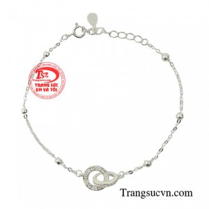 Lắc tay bạc thanh tú được thể hiện ở tính chi tiết, kỹ thuật chạm khắc, chế tác điêu luyện