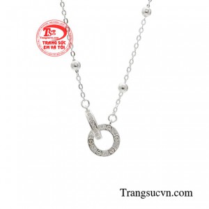 Sự lên ngôi của thiết kế mảnh mai, dần khẳng định vẻ đẹp giản dị đang được phụ nữ ưa chuộng.