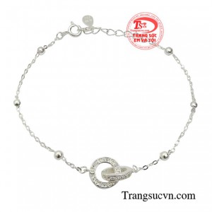 Chiếc lắc tay khi đeo xinh xắn mang những chi tiết đan xen đầy bắt mắt để lại ấn tượng khó phai với người đối diện.