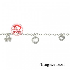 Chỉ một chiếc lắc tay nhỏ xinh cũng có thể tạo thêm vẻ tinh tế khi phối đồ.