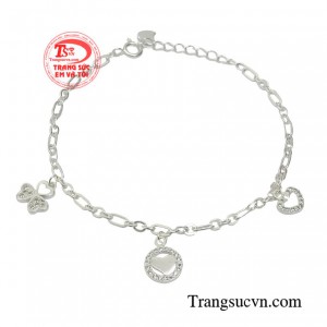 Lắc tay bạc yêu thương là hiện thân của nét đẹp tự nhiên có chút thuần khiết.