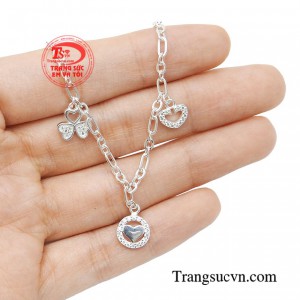 Đến Trang Sức Em Và Tôi để sở hữu ngay chiếc lắc tay thời thượng cùng tạo ra những bộ trang phục tươi mới cho bản thân.