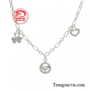 Chiếc lắc tay được chế tác từ bạc 925 sẽ tạo phong thái trẻ trung hơn, dễ phối với nhiều kiểu trang phục khác nhau.