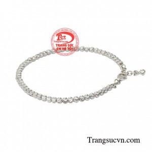 Sản phẩm được thiết kế độc đáo bởi các đường phay kiểu cách bắt sáng tốt tạo điểm nhấn trên tay người đeo