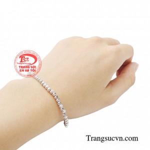 Sản phẩm được thiết kế độc đáo bởi các đường phay kiểu cách bắt sáng tốt tạo điểm nhấn trên tay người đeo